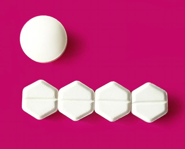 Picture of one 200 mg mifepristone tablet and 800 μg misoprostol, the typical regimen for early medical abortion: Credit: VAlaSiurua via Wikipedia CC BY-SA 4.0
